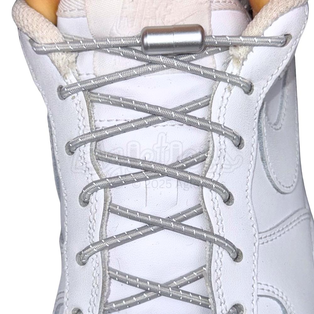 Elastische veters zonder strikken reflecterend 3mm capsule sluiting grijs met stretch uitgerekt