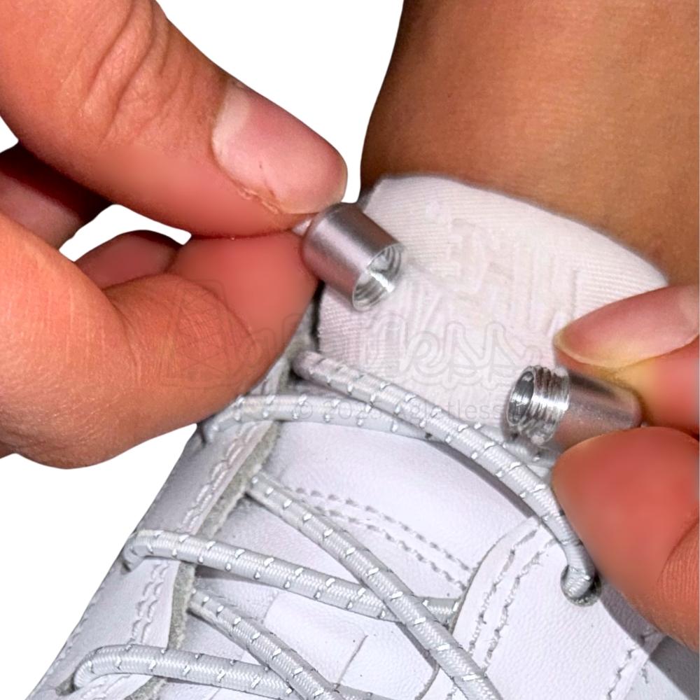 Elastische veters zonder strikken reflecterend 3mm capsule sluiting wit detailfoto van hoe de sluiting werkt