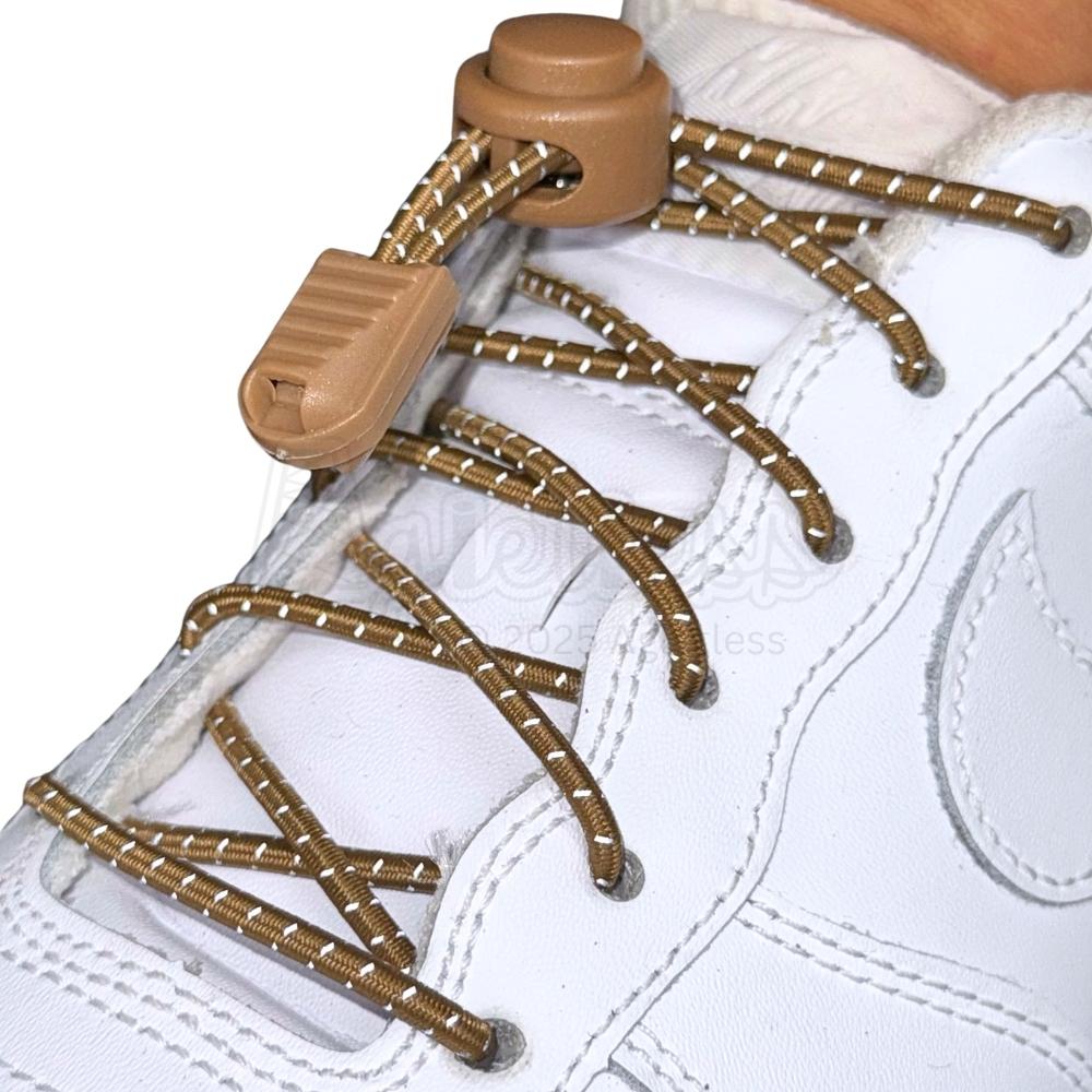 Elastische veters zonder strikken reflecterend 3mm lock sluiting bruin geregen in witte Nike Air Force 1