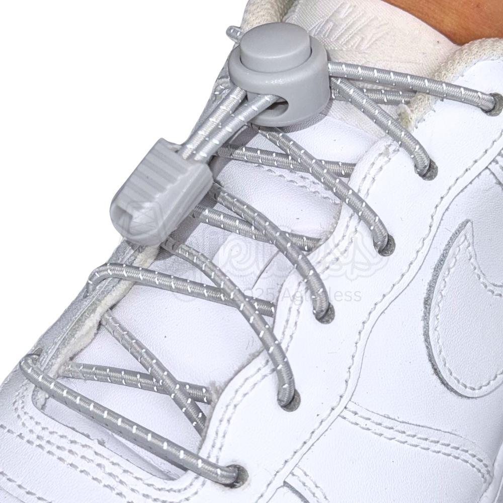 Elastische veters zonder strikken reflecterend 3mm lock sluiting grijs geregen in witte Nike Air Force 1