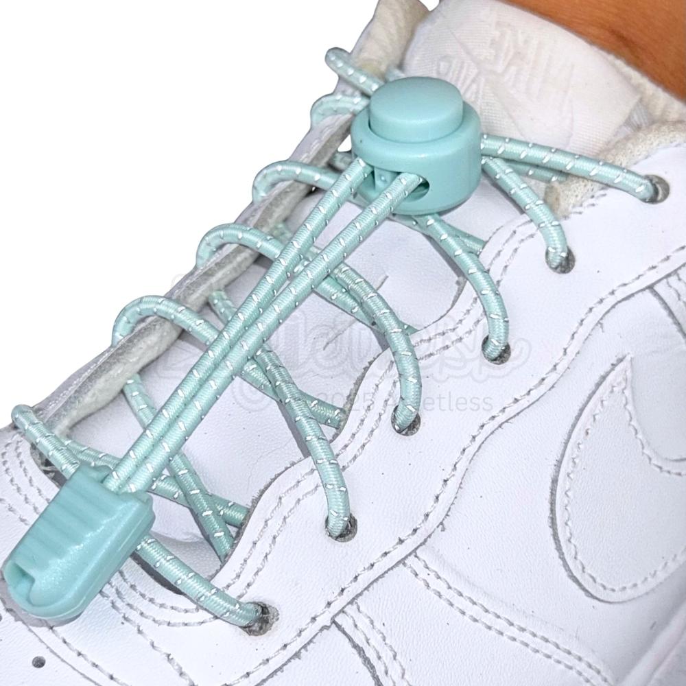 Elastische veters zonder strikken reflecterend 3mm lock sluiting lichtgroen geregen in witte Nike Air Force 1