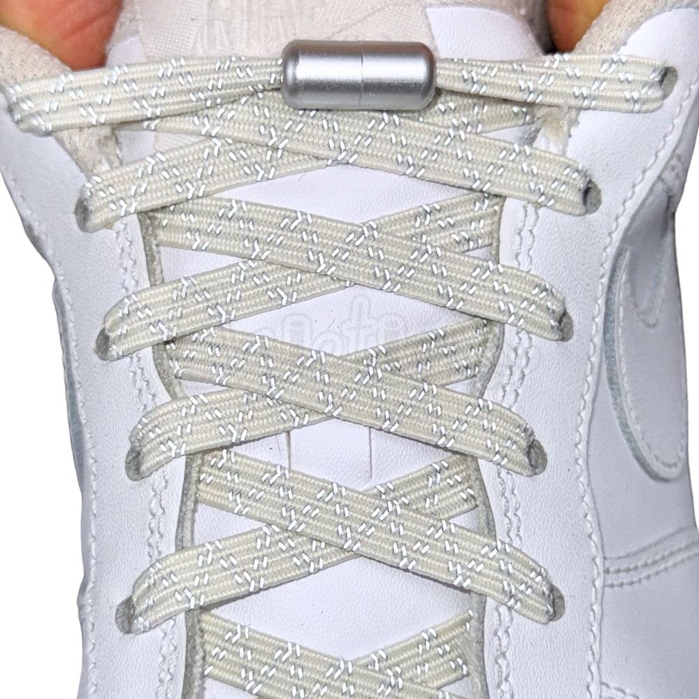 Elastische veters zonder strikken reflecterend 7mm capsule sluiting beige met stretch uitgerekt