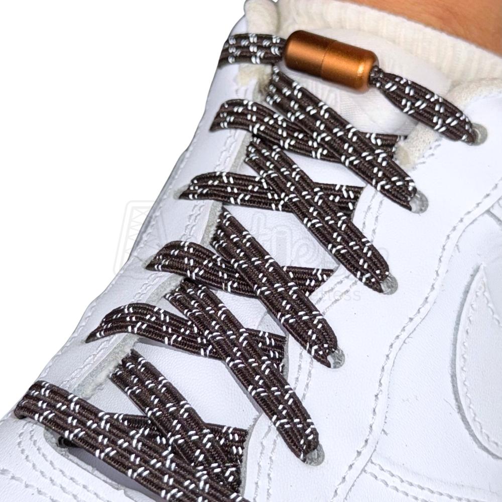 Elastische veters zonder strikken reflecterend 7mm capsule sluiting donkerbruin geregen in witte Nike Air Force 1