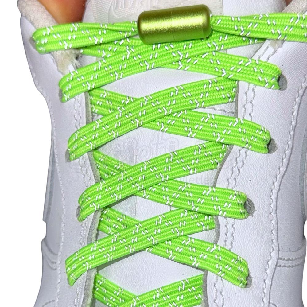 Elastische veters zonder strikken reflecterend 7mm capsule sluiting fluorescerend groen geregen in witte Nike Air Force 1