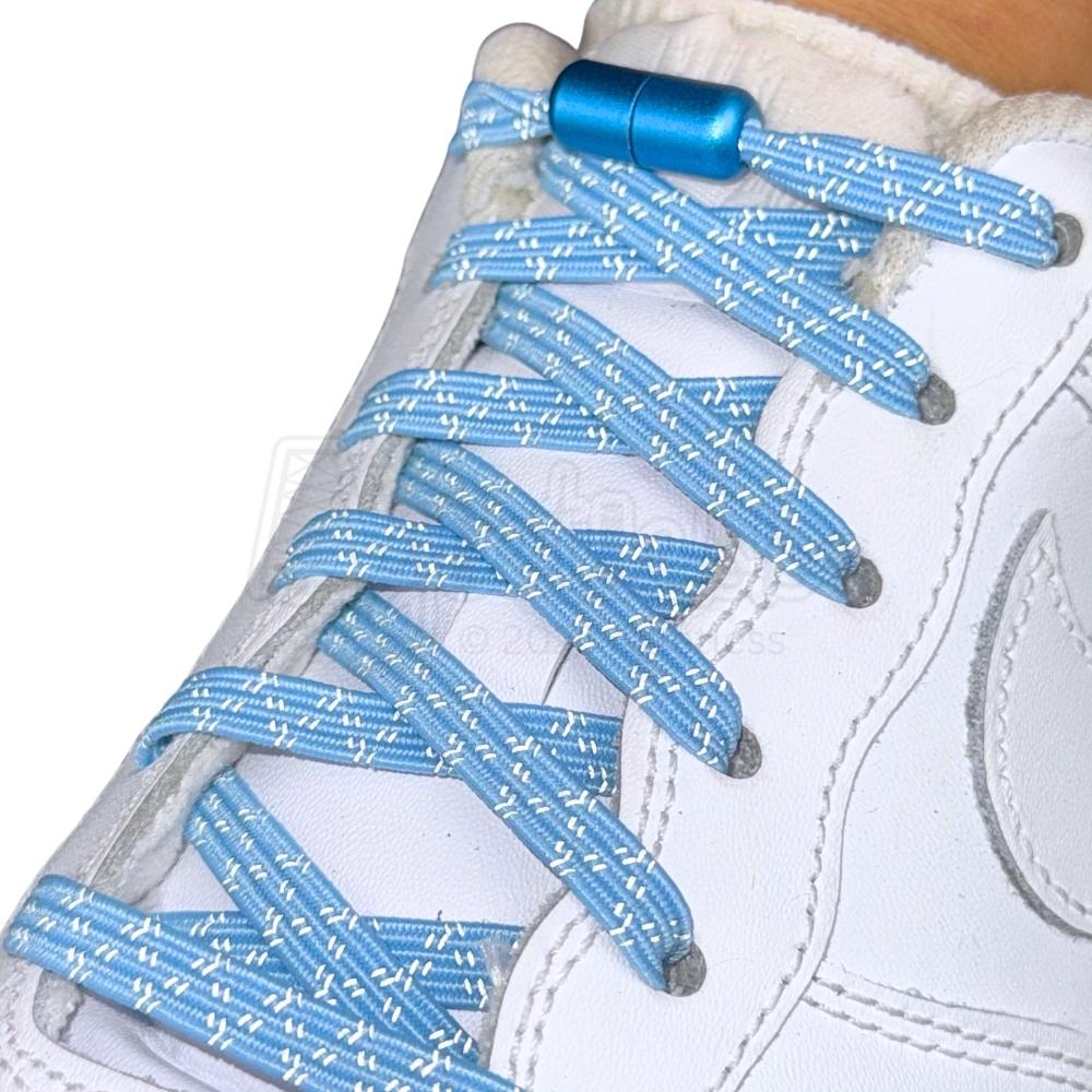 Elastische veters zonder strikken reflecterend 7mm capsule sluiting hemelsblauw geregen in witte Nike Air Force 1