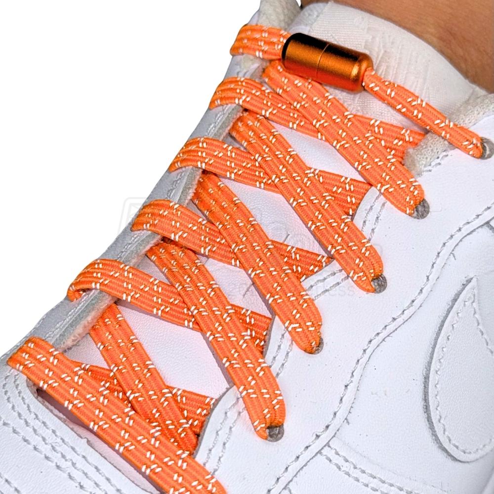 Elastische veters zonder strikken reflecterend 7mm capsule sluiting oranje geregen in witte Nike Air Force 1