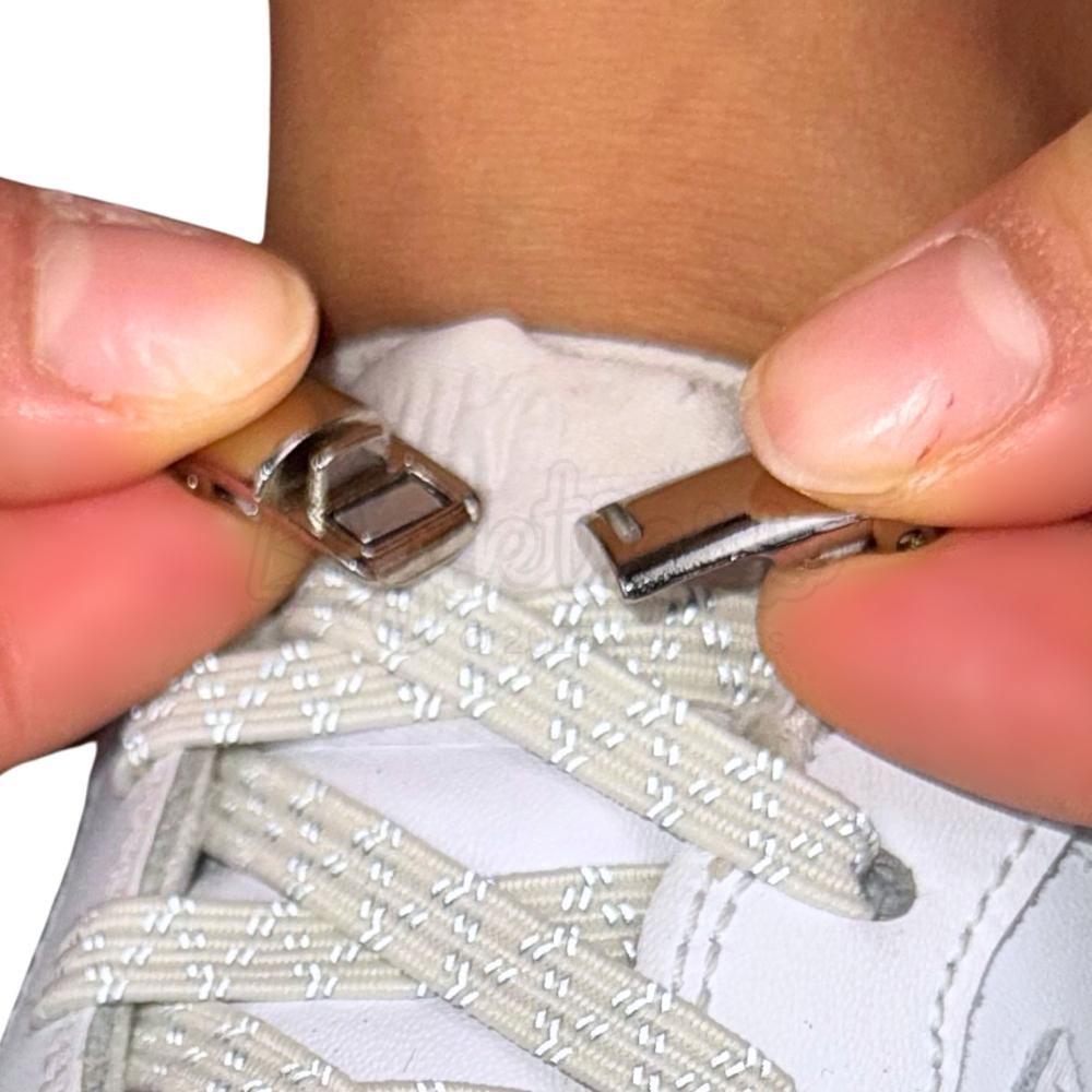 Elastische veters zonder strikken reflecterend 7mm magnetische sluiting beige detailfoto van hoe de sluiting werkt