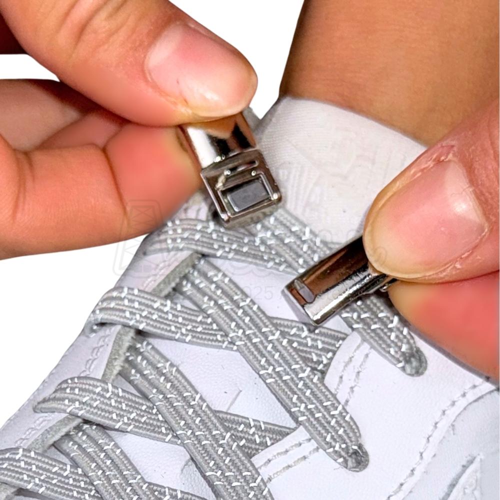 Elastische veters zonder strikken reflecterend 7mm magnetische sluiting grijs detailfoto van hoe de sluiting werkt