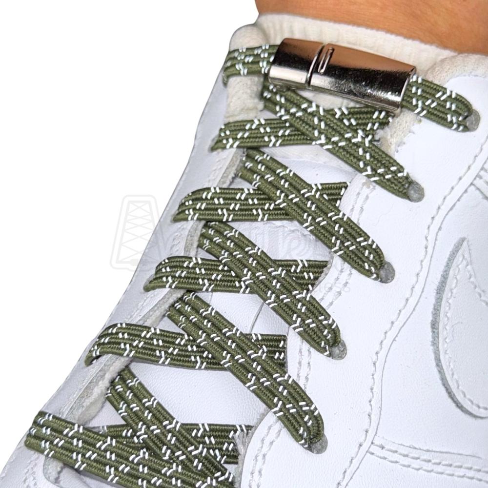 Elastische veters zonder strikken reflecterend 7mm magnetische sluiting mosgroen geregen in witte Nike Air Force 1