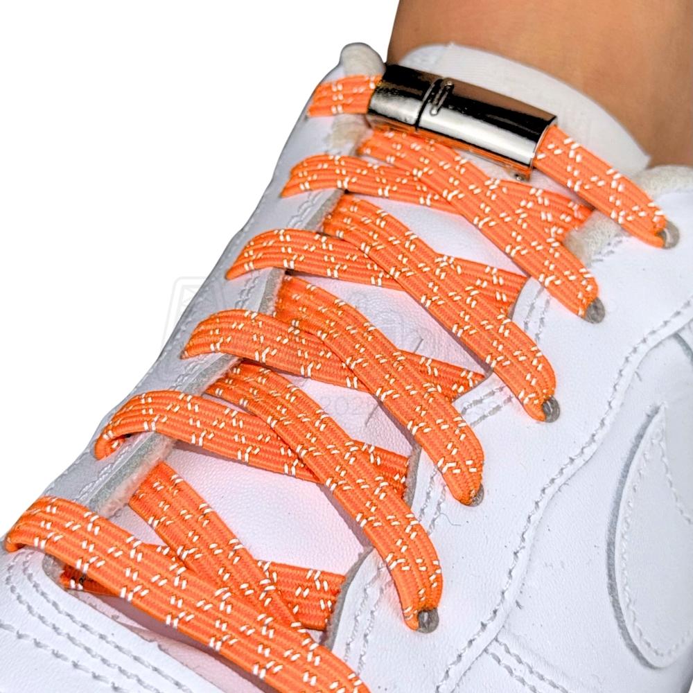 Elastische veters zonder strikken reflecterend 7mm magnetische sluiting oranje geregen in witte Nike Air Force 1