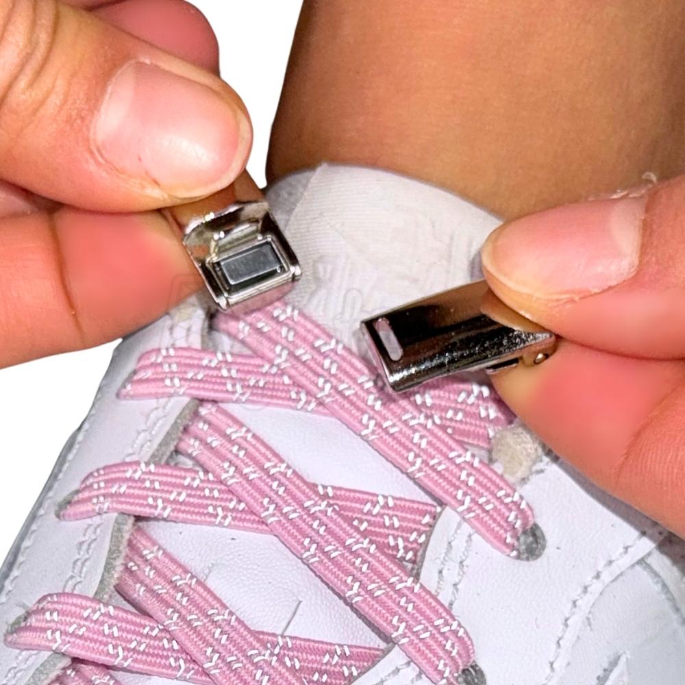 Elastische veters zonder strikken reflecterend 7mm magnetische sluiting roze detailfoto van hoe de sluiting werkt