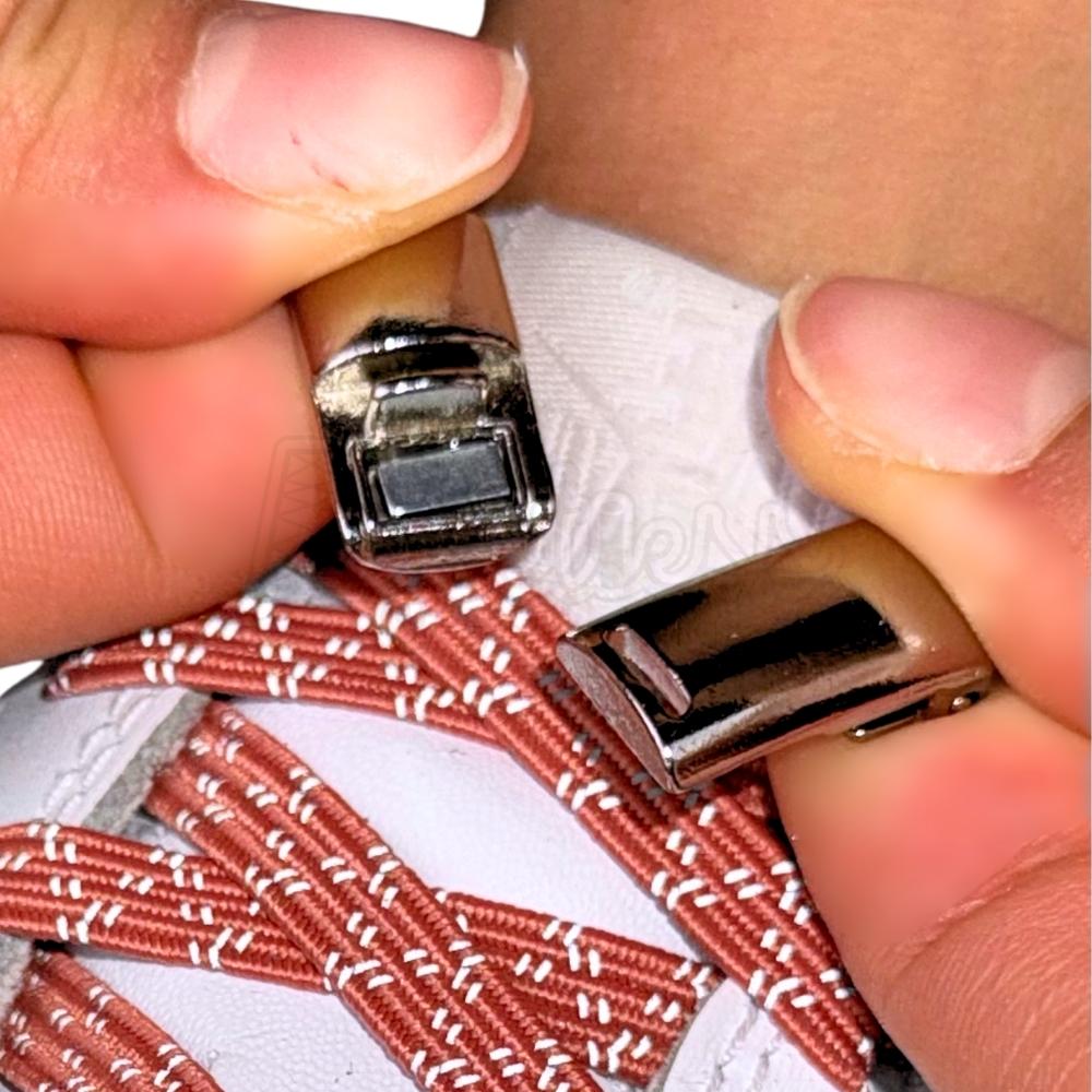 Elastische veters zonder strikken reflecterend 7mm magnetische sluiting zalmroze detailfoto van hoe de sluiting werkt