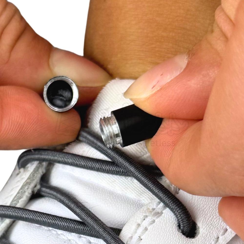 Elastische veters zonder strikken rond 3mm capsule sluiting donkergrijs detailfoto van hoe de sluiting werkt