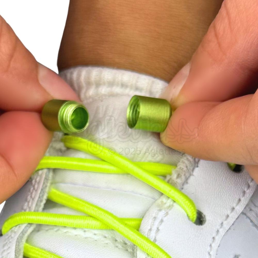 Elastische veters zonder strikken rond 3mm capsule sluiting fluorescerend groen detailfoto van hoe de sluiting werkt