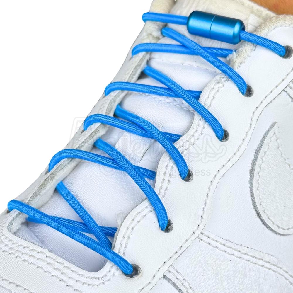Elastische veters zonder strikken rond 3mm capsule sluiting lichtblauw geregen in witte Nike Air Force 1