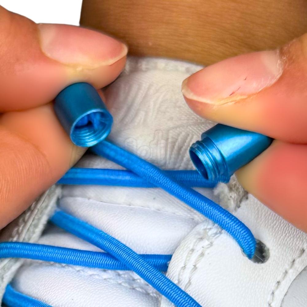 Elastische veters zonder strikken rond 3mm capsule sluiting lichtblauw detailfoto van hoe de sluiting werkt