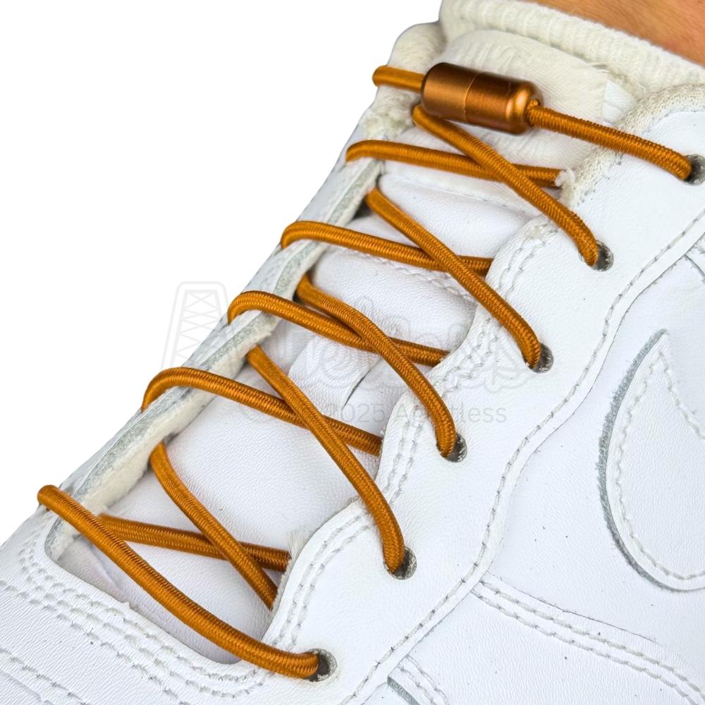 Elastische veters zonder strikken rond 3mm capsule sluiting lichtbruin geregen in witte Nike Air Force 1