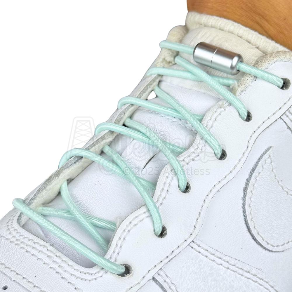 Elastische veters zonder strikken rond 3mm capsule sluiting lichtgroen geregen in witte Nike Air Force 1