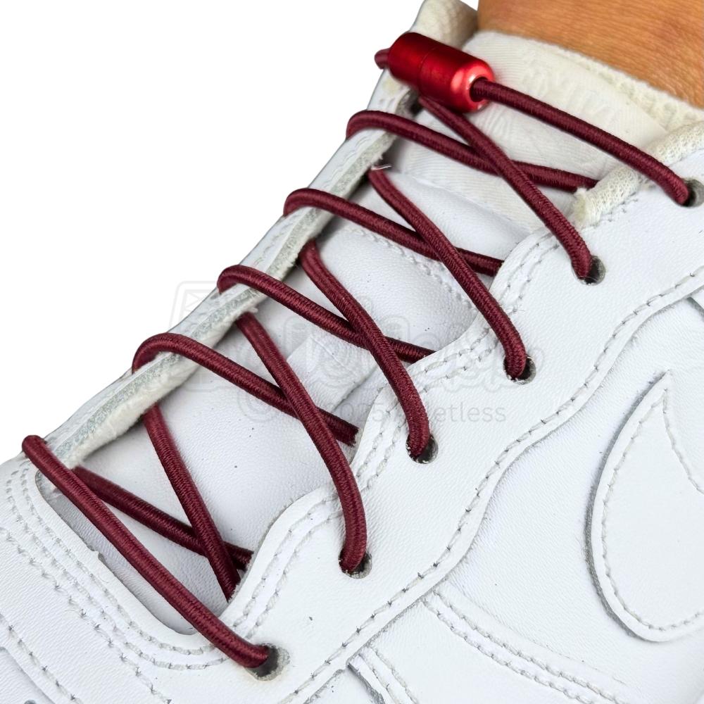 Elastische veters zonder strikken rond 3mm capsule sluiting wijnrood geregen in witte Nike Air Force 1
