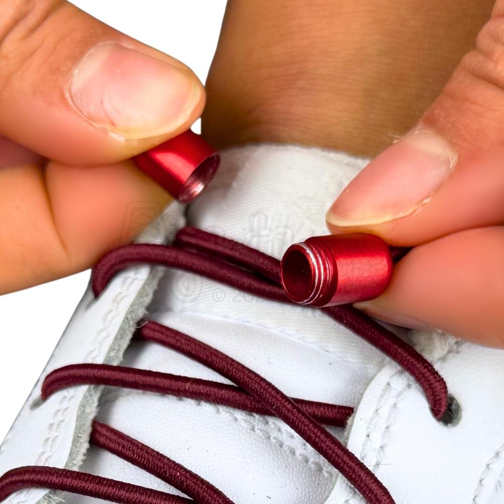 Elastische veters zonder strikken rond 3mm capsule sluiting wijnrood detailfoto van hoe de sluiting werkt