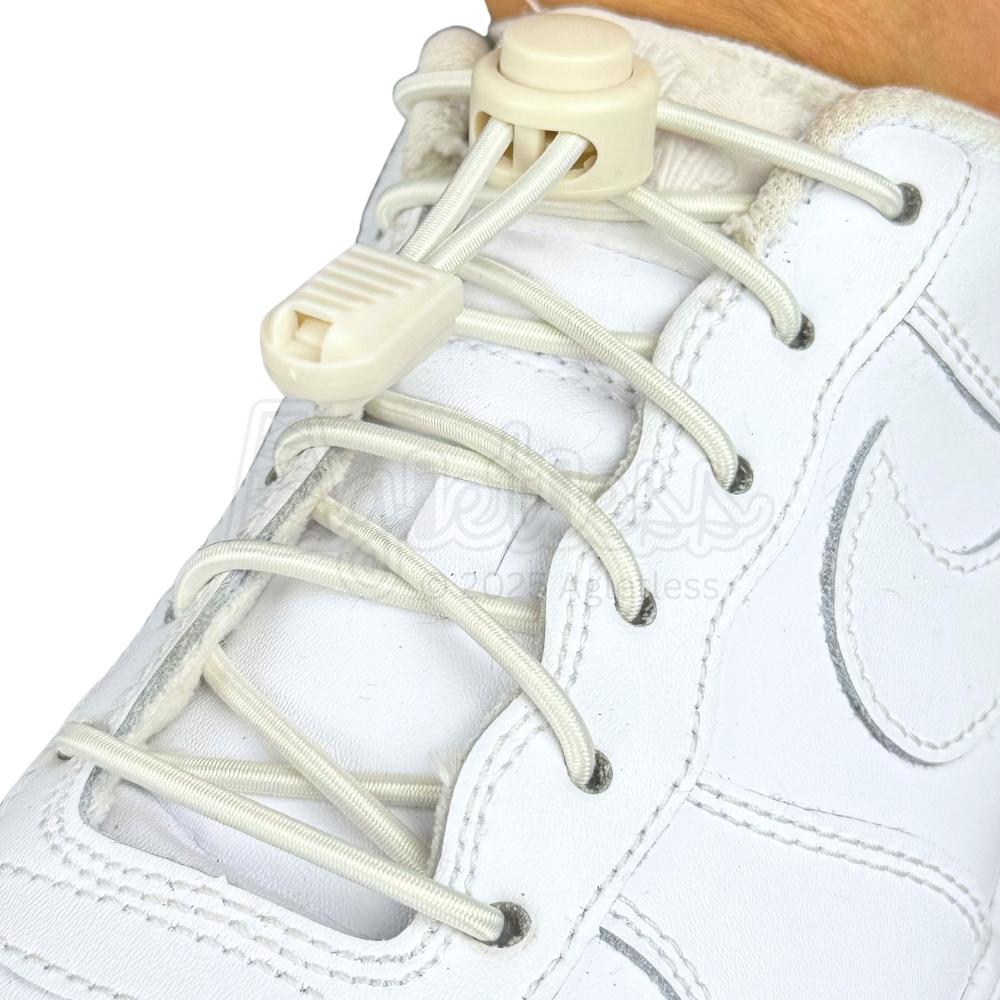 Elastische veters zonder strikken rond 3mm lock sluiting beige geregen in witte Nike Air Force 1