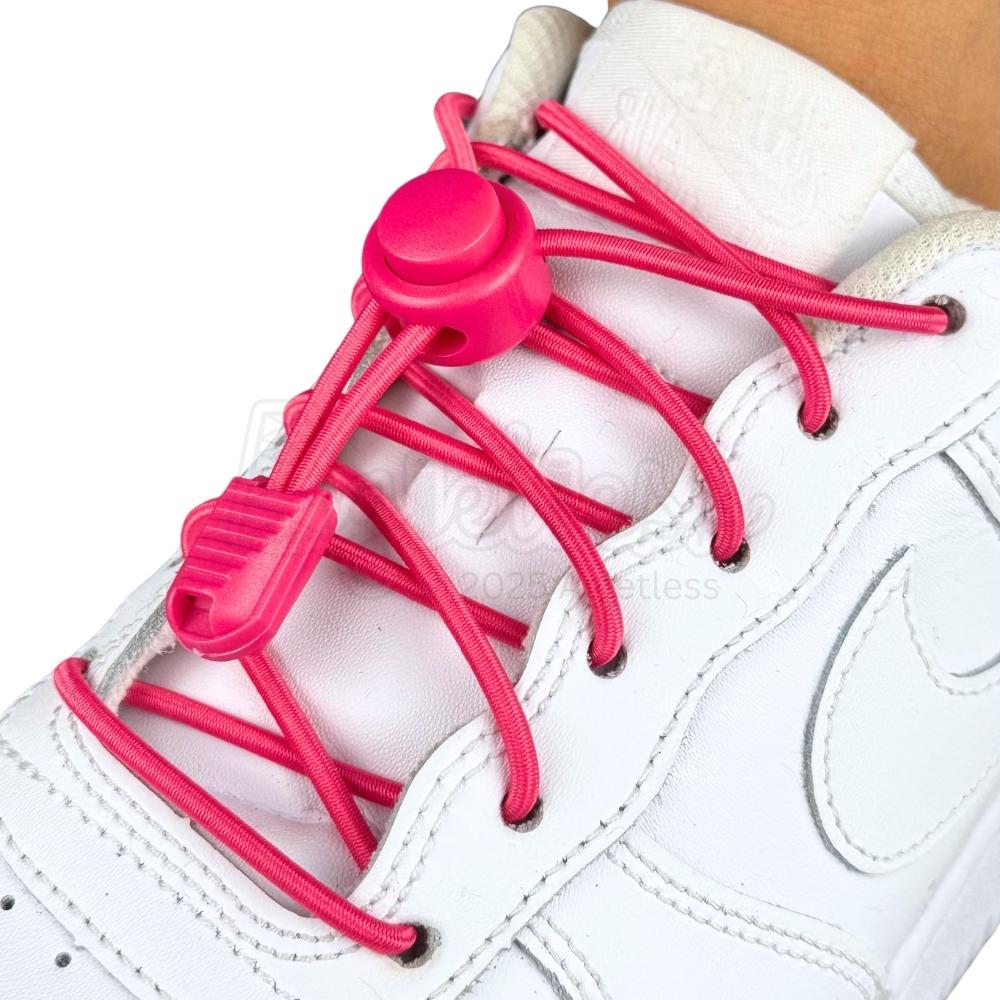 Elastische veters zonder strikken rond 3mm lock sluiting rozenrood geregen in witte Nike Air Force 1