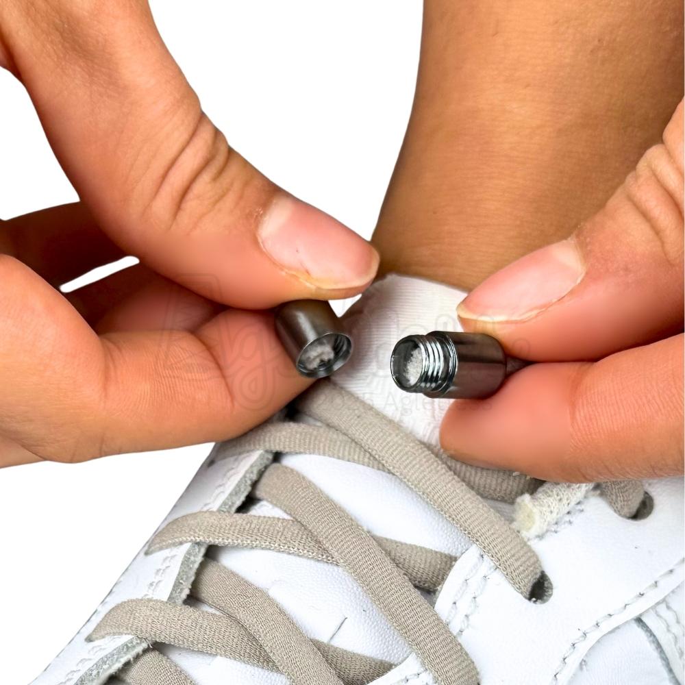 Elastische veters zonder strikken rond 5mm capsule sluiting grijs detailfoto van hoe de sluiting werkt