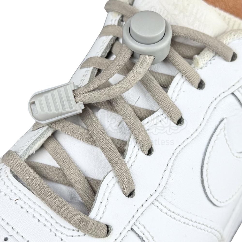 Elastische veters zonder strikken rond 5mm lock sluiting grijs geregen in witte Nike Air Force 1