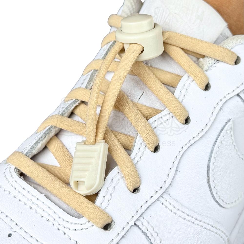 Elastische veters zonder strikken rond 5mm lock sluiting khaki geregen in witte Nike Air Force 1
