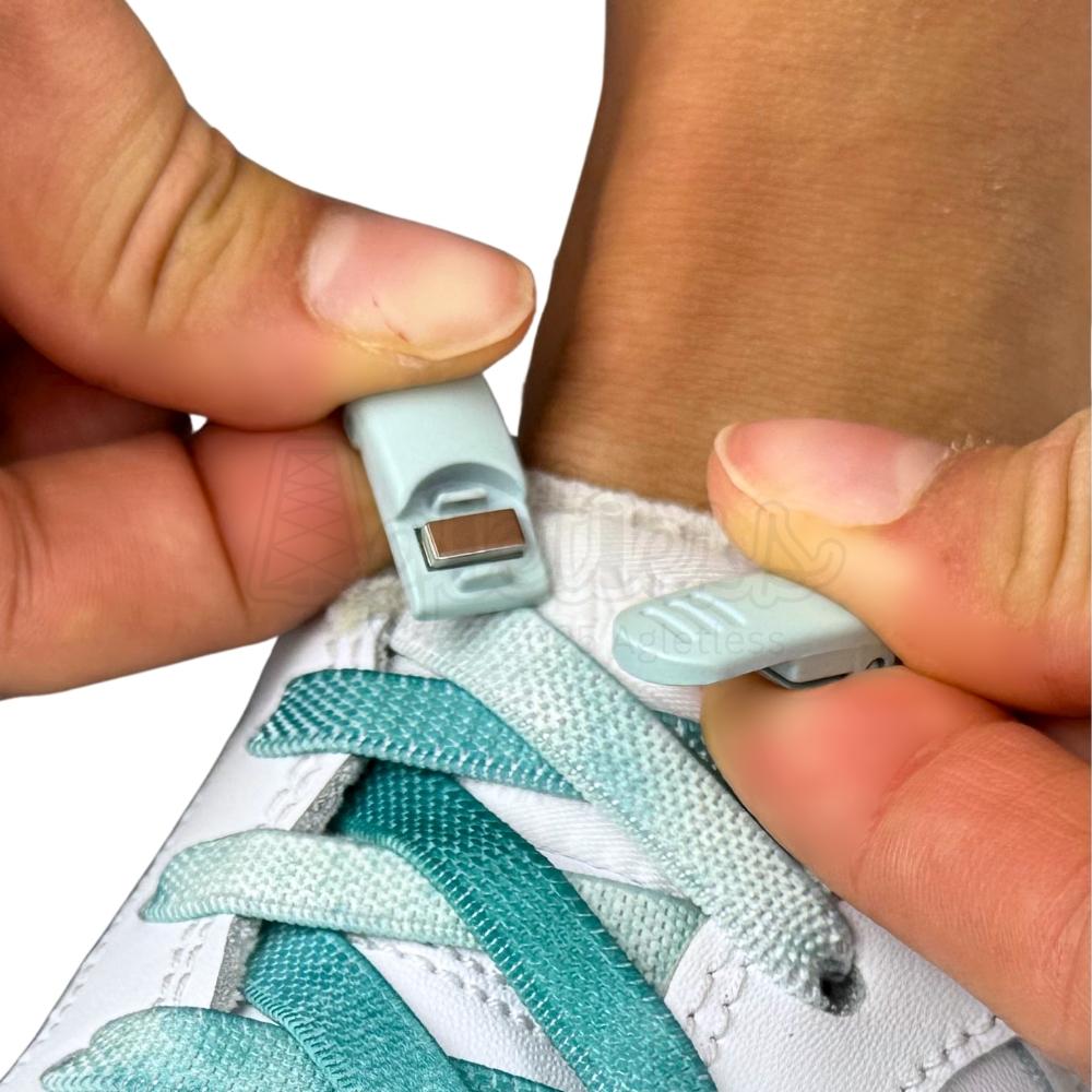 Elastische veters zonder strikken tie-dye 9mm magnetische sluiting turqoise detailfoto van hoe de sluiting werkt