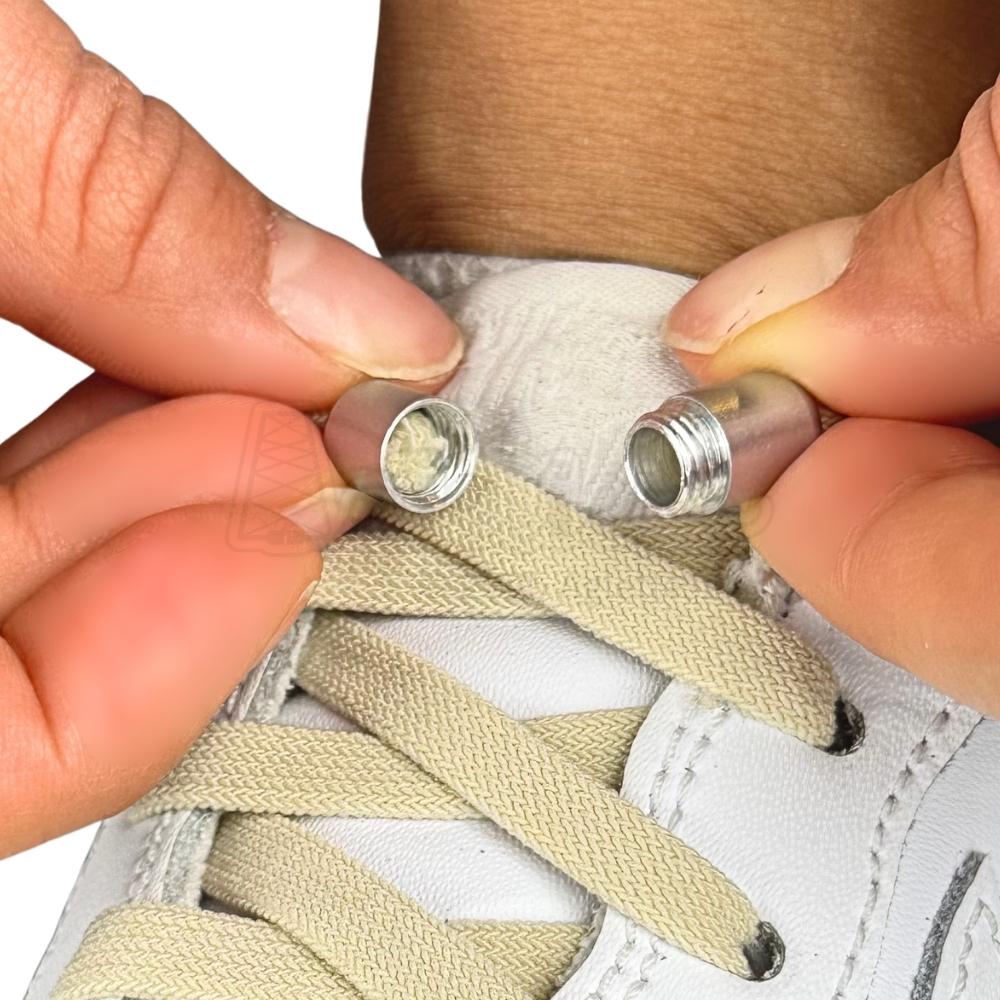 Elastische veters zonder strikken vintage 8mm capsule sluiting beige detailfoto van hoe de sluiting werkt