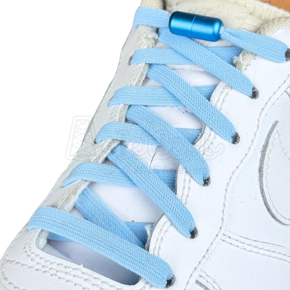 Elastische veters zonder strikken vintage 8mm capsule sluiting lichtblauw geregen in witte Nike Air Force 1