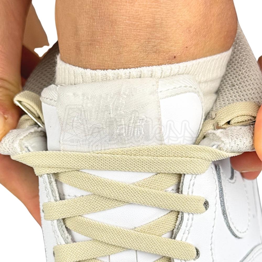 Elastische veters zonder strikken vintage 8mm onzichtbare clipjes beige detailfoto van hoe de sluiting werkt