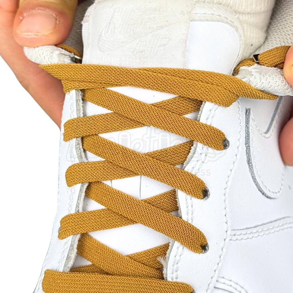 Elastische veters zonder strikken vintage 8mm onzichtbare clipjes cognac detailfoto van hoe de sluiting werkt