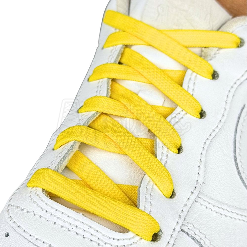 Elastische veters zonder strikken vintage 8mm onzichtbare clipjes geel geregen in witte Nike Air Force 1