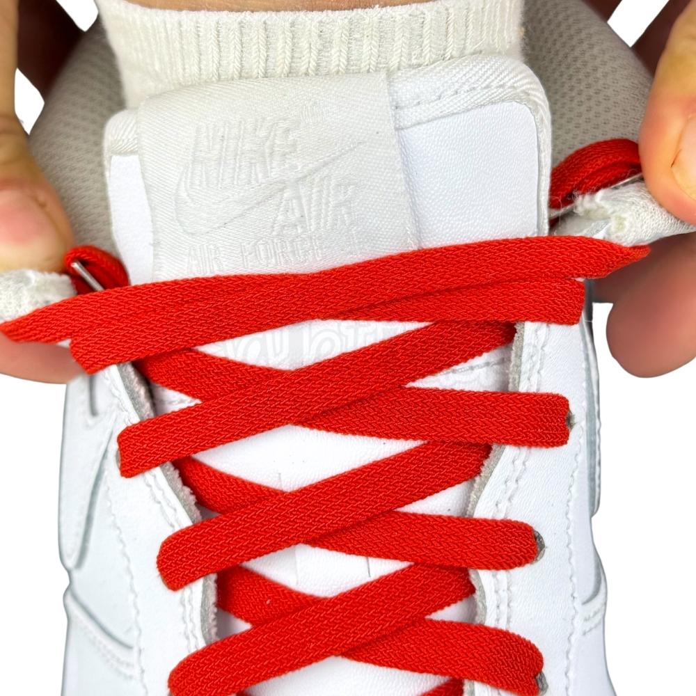 Elastische veters zonder strikken vintage 8mm onzichtbare clipjes rood detailfoto van hoe de sluiting werkt