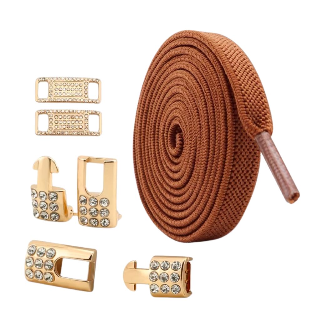 Bruine platte elastische veters van 9 mm met gouden charm en strass haak als sluiting, voor een warme en natuurlijke uitstraling.