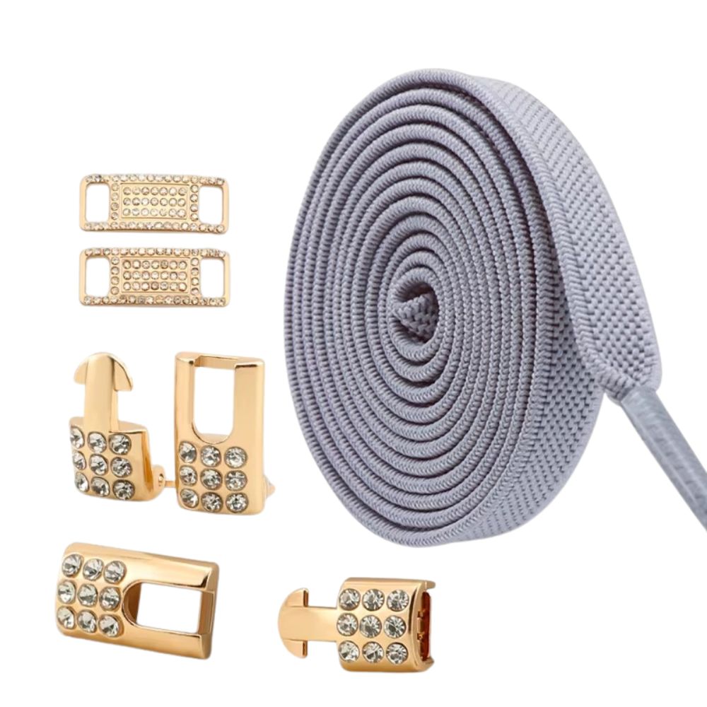 Grijze platte elastische veters van 9 mm met gouden charm en strass haak als sluiting, voor een subtiele en tijdloze look.