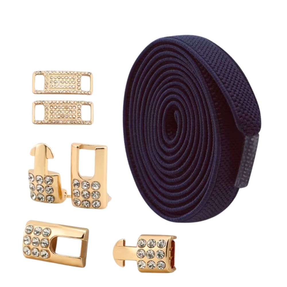 Marineblauwe platte elastische veters van 9 mm met gouden charm en strass haak als sluiting, voor een tijdloze en sportieve uitstraling