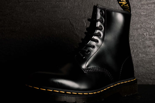 Zwart leren robuuste dr martens schuinaanzicht