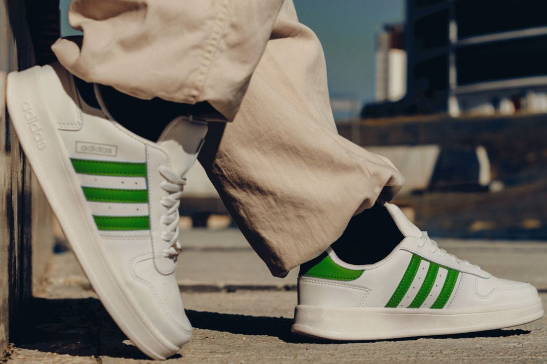 foto van adidas schoenen die de uitgelichte afbeelding zijn van een blog hoe valt adidas 