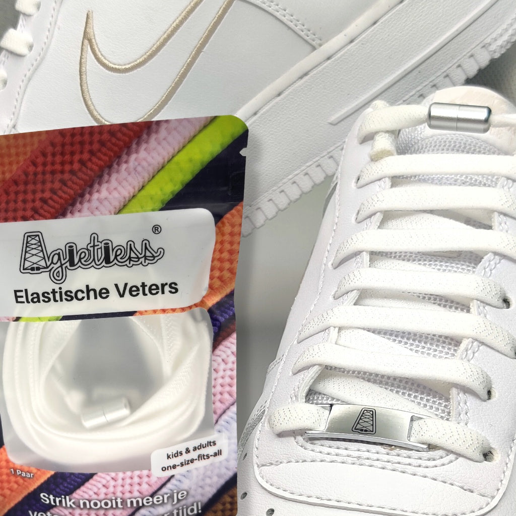 veters zonder strikken van agletless op een witte nike air force sneaker