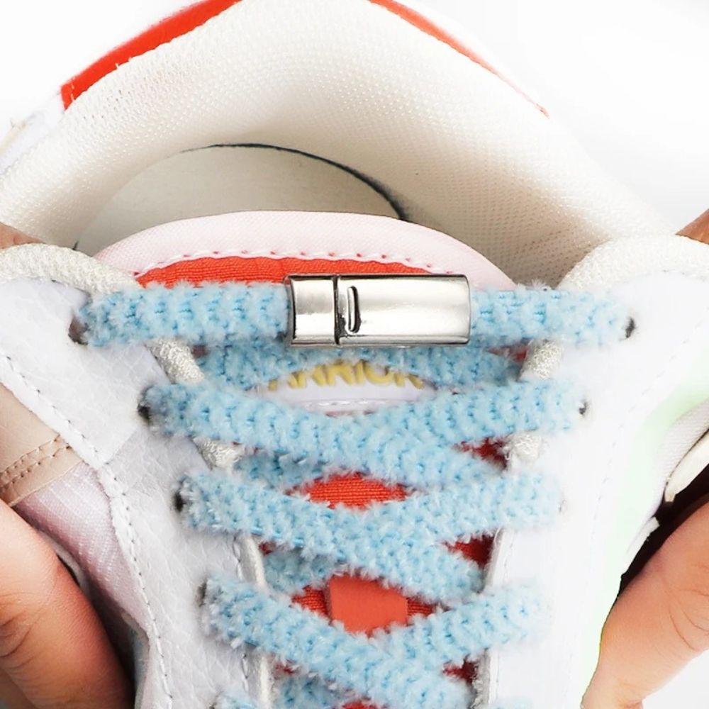 lichtblauwe fluffy pluizige elastische veters met stretch in witte sneaker