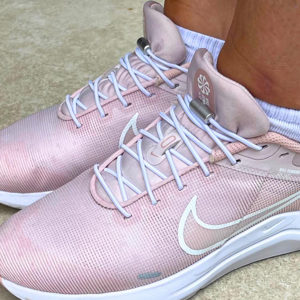 Hardloopschoenen met elastische veters tijdens het sporten