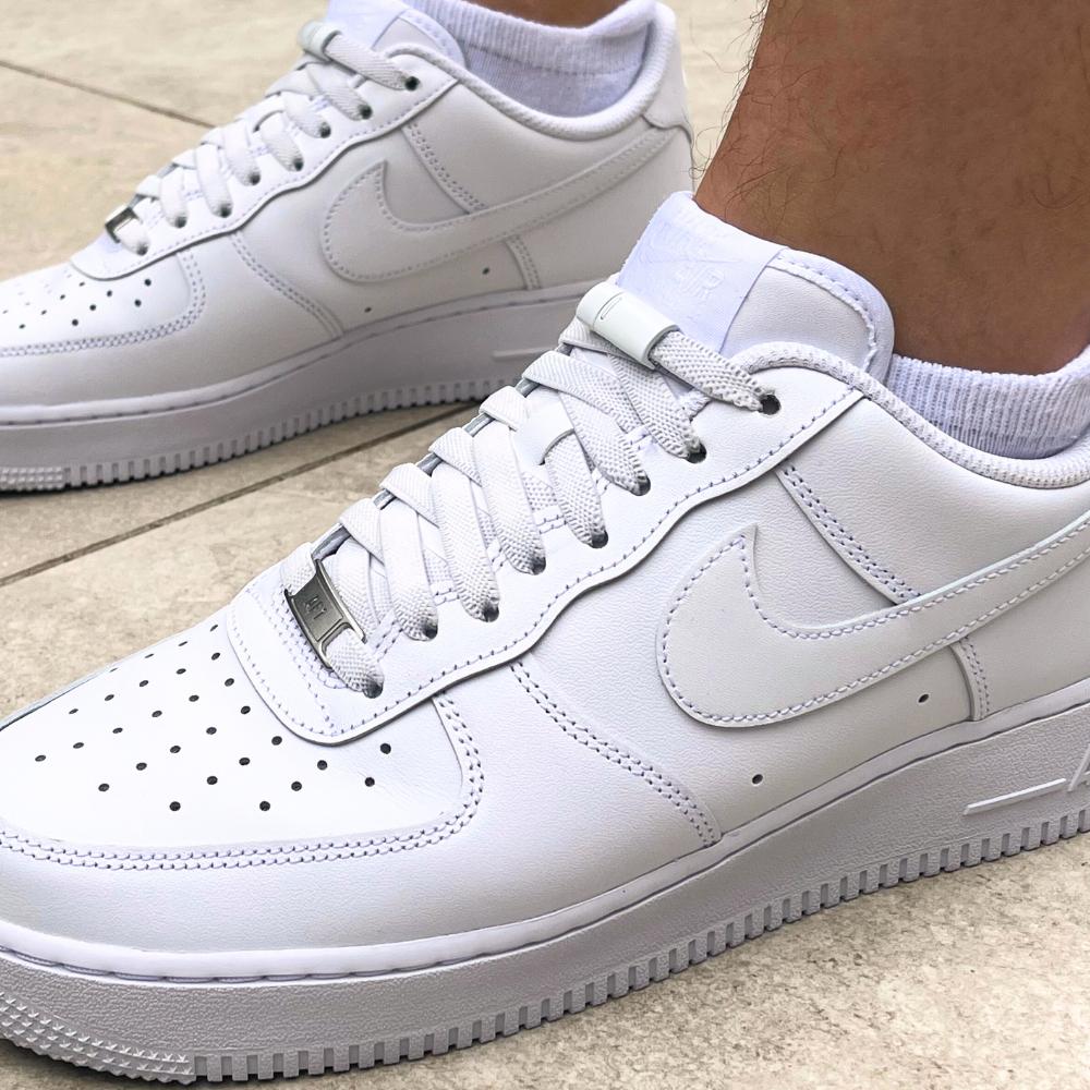 Elastische veters in witte nike air force 1 sneakers voor dagelijks gebruik