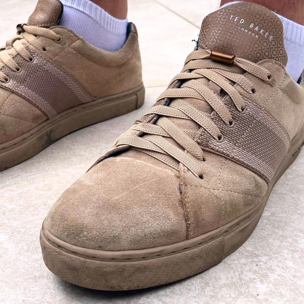 Oudere persoon doet schoenen aan met elastische veters van Agletless
