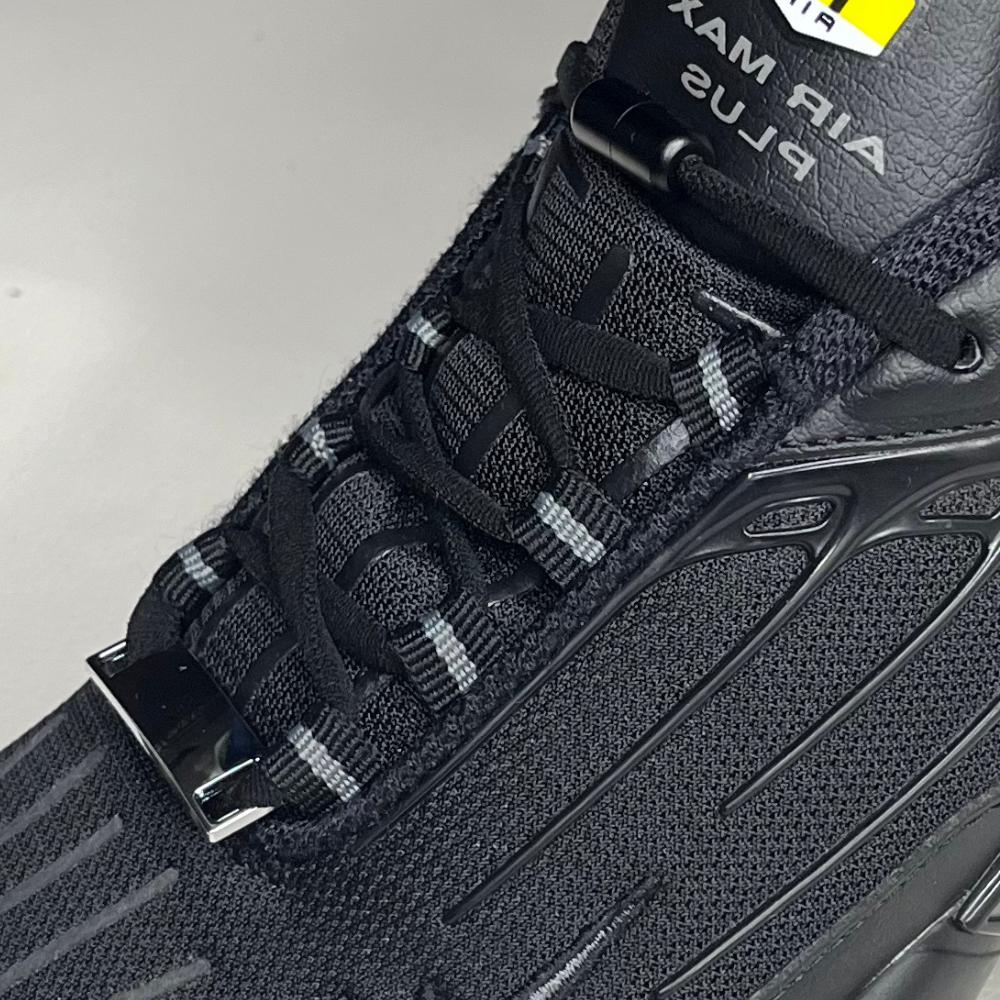 Wandelschoenen met stevige elastische veters op een bospad