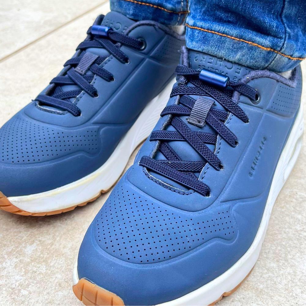 Kind trekt zelf schoenen aan met elastische veters van Agletless