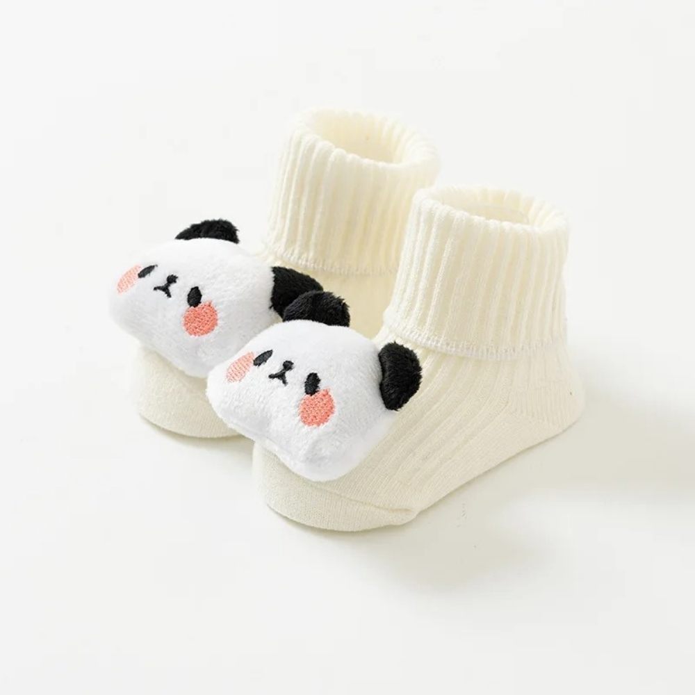 Schattige babysokjes met knuffel in panda-ontwerp, voor een speels accent