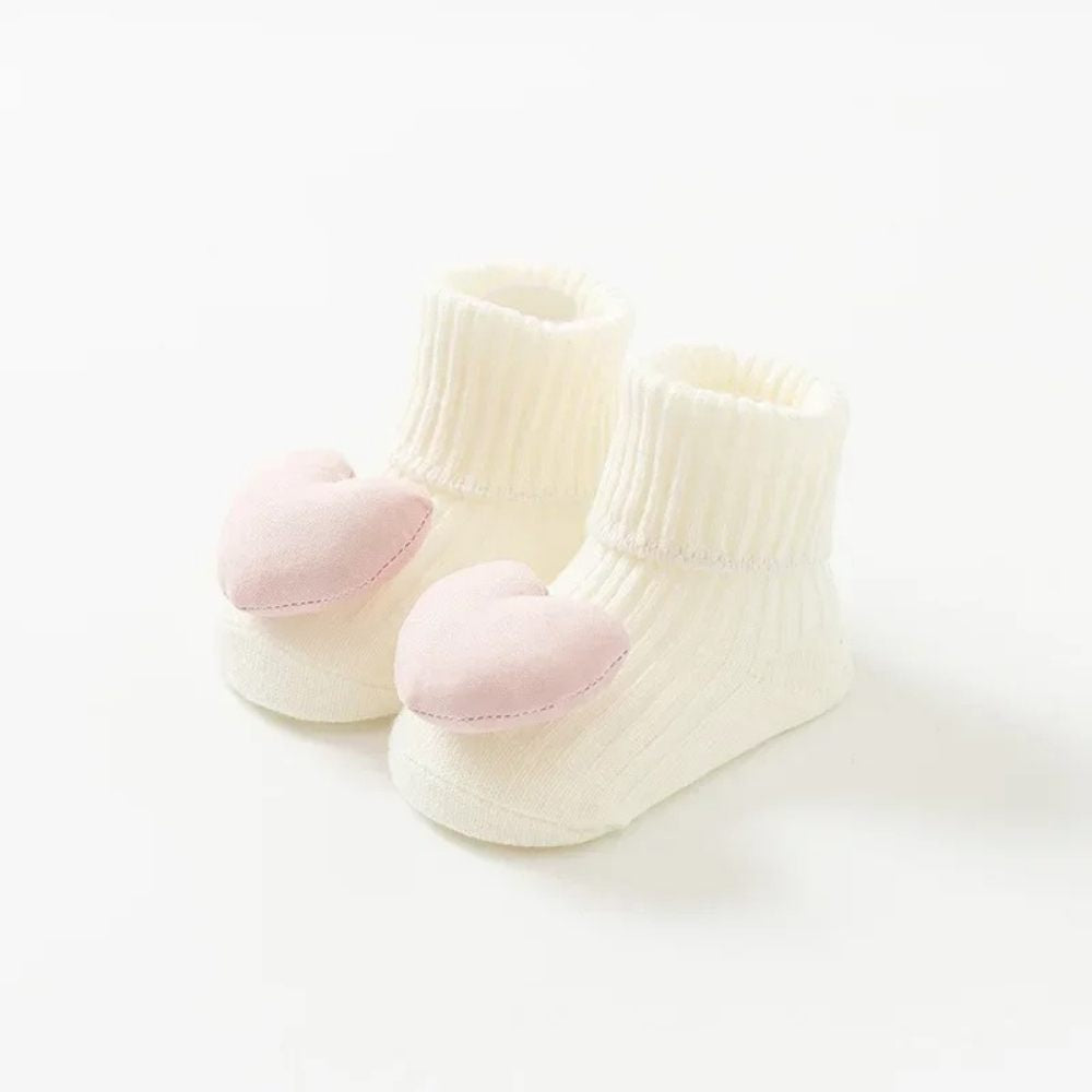 Witte babysokjes met knuffel, perfect voor baby's comfort